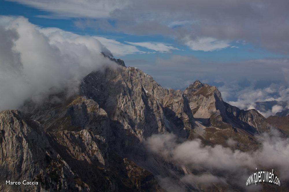 33_Le nuvole sulla cima di Valmora.JPG